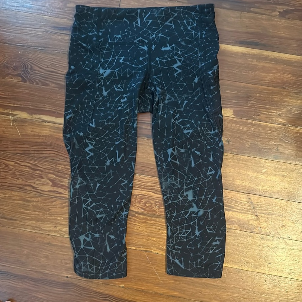 Lululemon size 4 capri leggings